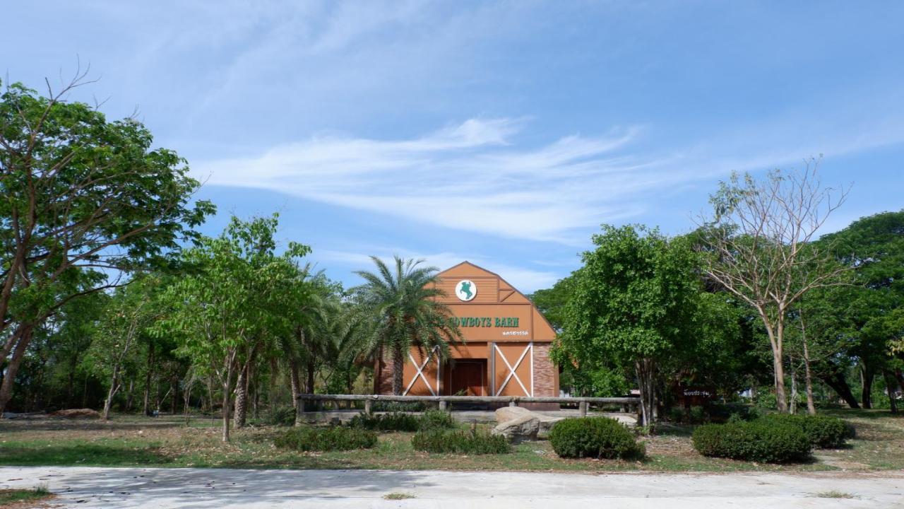 Resort Railumpoo Nakhon Sawan Exterior photo